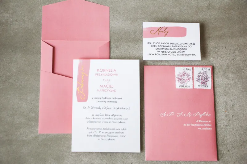 Zaproszenia ślubne w kolorze pudrowego różu ze złotą czcionką z dopasowaną, różową kopertą w oryginalnym formacie
