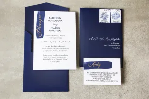 Marineblaue Hochzeitseinladungen mit goldener Schrift mit passendem marineblauem Umschlag im Originalformat