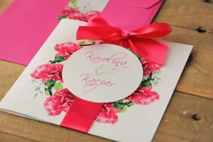 Zaproszenie ślubne z kokardą i kolorową kopertą - Akwarele nr 18 - Intensywnie różowe goździki