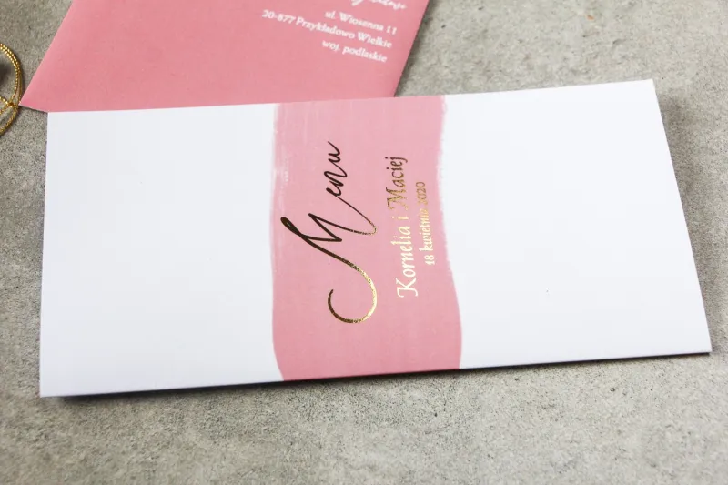 Menu ślubne z różową akwarelową grafiką i złotymi napisami na okładce