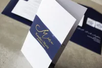 Granatowe Menu Ślubne z Złotymi Napisami | Ekskluzywne Dekoracje Stołu