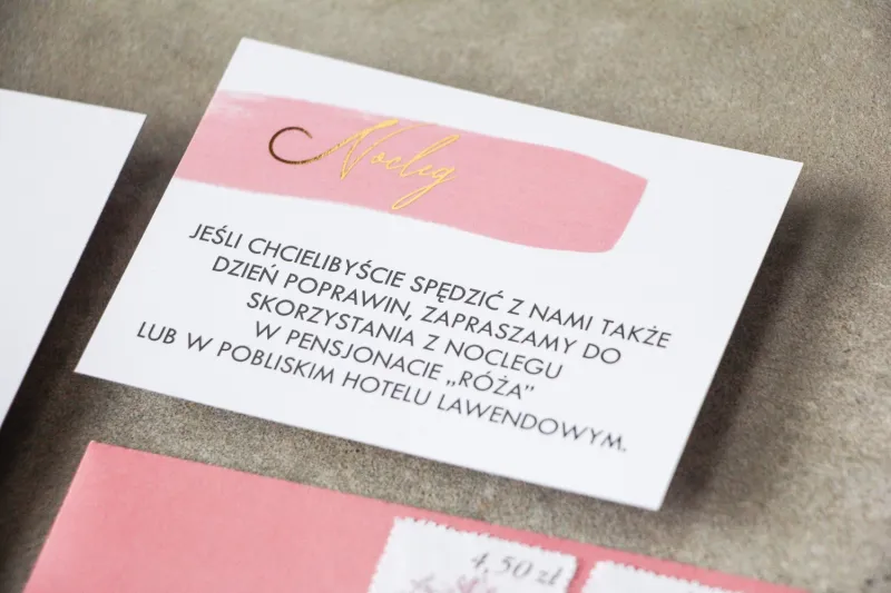 Bilecik do zaproszeń ślubnych z różową akwarelową grafiką i złoconym napisem
