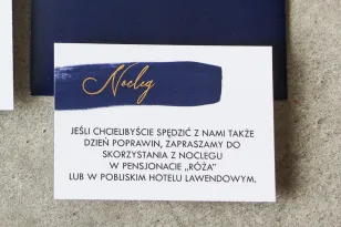 Ticket für Hochzeitseinladungen mit marineblauer Aquarellgrafik und vergoldeter Inschrift