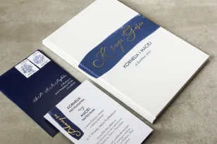 Hochzeitsgästebuch mit marineblauer Aquarellgrafik und goldener Inschrift