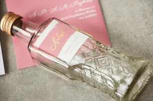 Hochzeitstinkturflaschen mit rosa Aquarellgrafik und goldener Aufschrift