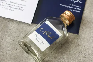 Eleganckie Buteleczki na Nalewki Weselne z Granatową Grafiką i Złoceniem | Podziękowania dla Gości | Verte nr 3
