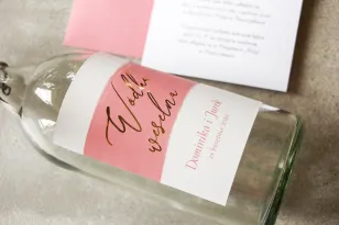 Ślubne Etykiety samoprzylepne na butelki weselne na alkohol z akwarelową różową grafiką i złotym napisem