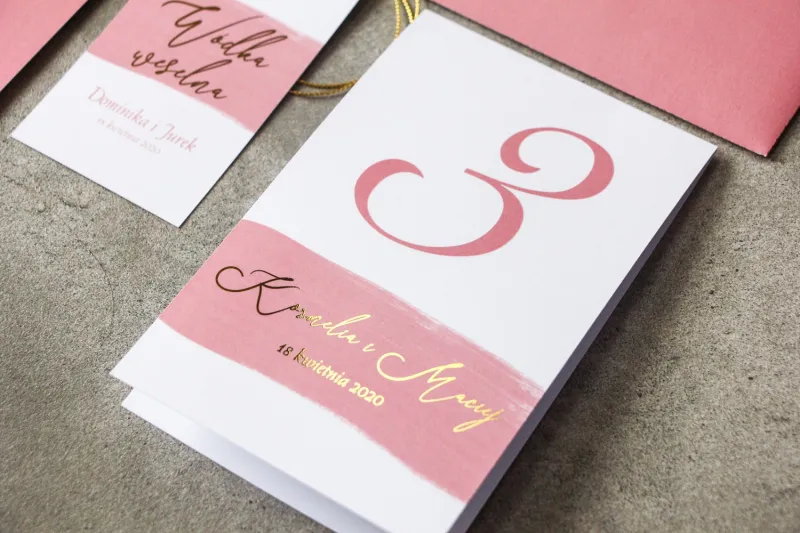 Ślubne Numery stolików weselnych akwarelową różową grafiką i złotym napisem