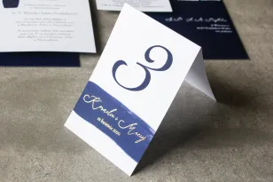Hochzeitstischnummern mit marineblauer Aquarellgrafik und goldener Aufschrift