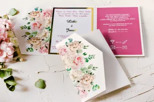 Goldene Hochzeitseinladungen mit rosa Pfingstrosen, begleitet von weißen Rosen und Grün