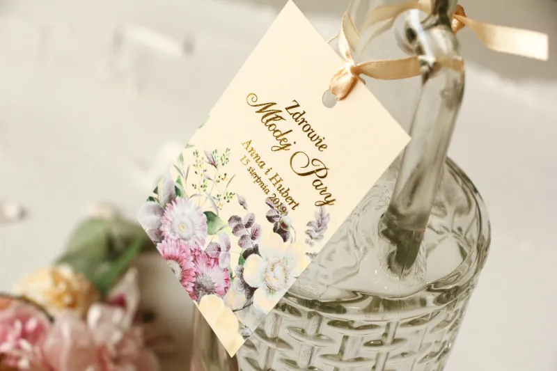 Ślubne Zawieszki na butelki na alkohol ze złoceniami oraz z eleganckim bukietem w stylu vintage Ślubne Zawieszki na butelki na alkohol ze złoceniami oraz z eleganckim bukietem w stylu vintage