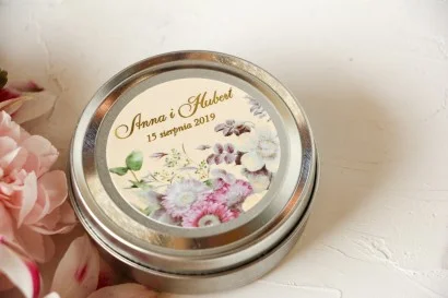 Okrągłe Świeczki Zapachowe z Etykietą: Złote Akcenty i Kwiaty Vintage | Prezenty Ślubne dla Gości