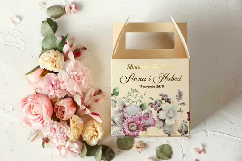 Ślubne Pudełko na Ciasto - kwadratowe - ze złoceniami oraz z z eleganckim bukietem w stylu vintage z różowymi kwiatami