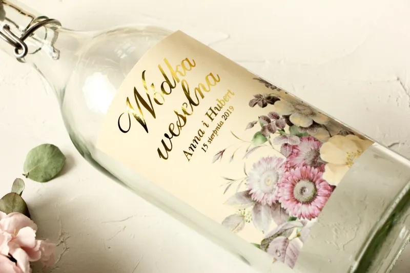 Ślubne, Złocone Etykiety na butelki na alkohol z eleganckim bukietem w stylu vintage z różowymi kwiatami z dodatkiem eukaliptusa