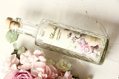 Butelki na nalewki ze złoceniem | Elegancki styl vintage z różowymi kwiatami