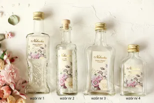 Hochzeitslikörflaschen mit vergoldetem Etikett und elegantem Vintage-Bouquet