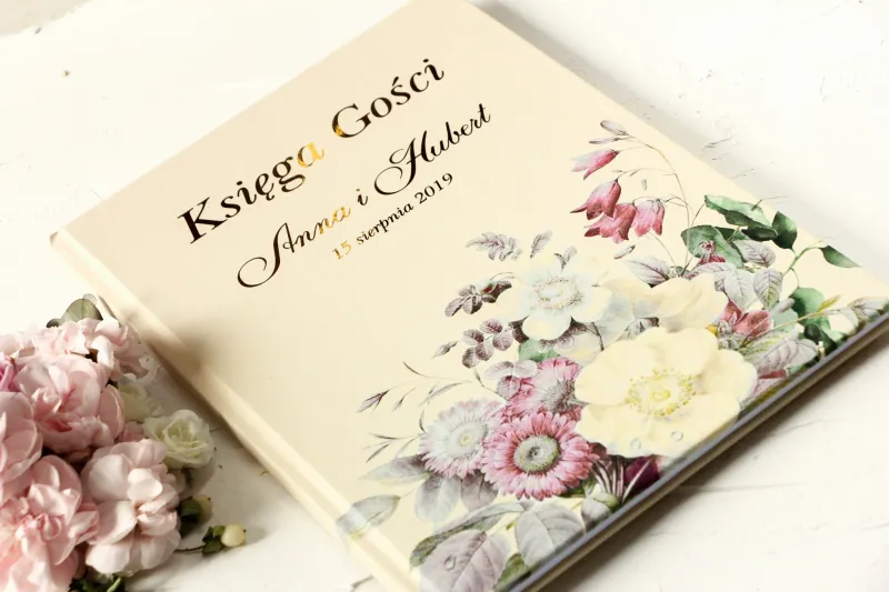 Kremowa, Ślubna Księga Gości ze złoceniami oraz z eleganckim bukietem w stylu vintage z różowymi kwiatami Kremowa, Ślubna Księga Gości ze złoceniami oraz z eleganckim bukietem w stylu vintage z różowymi kwiatami