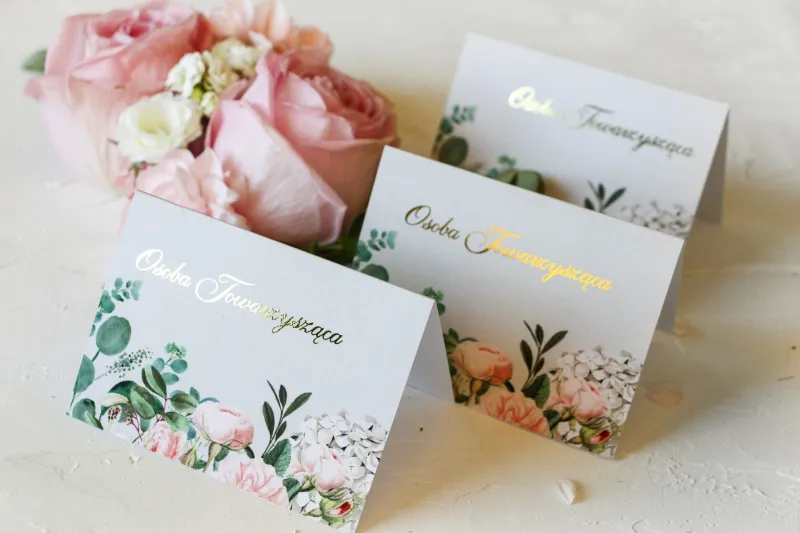 Kwiatowe Winietki Ślubne ze złoceniami oraz z eleganckim bukietem z drobnych, pudrowych róż i białych hortensji