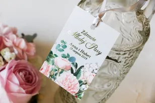Hochzeit Alkoholflaschenanhänger mit Vergoldung und einem eleganten Strauß aus kleinen, puderigen Rosen