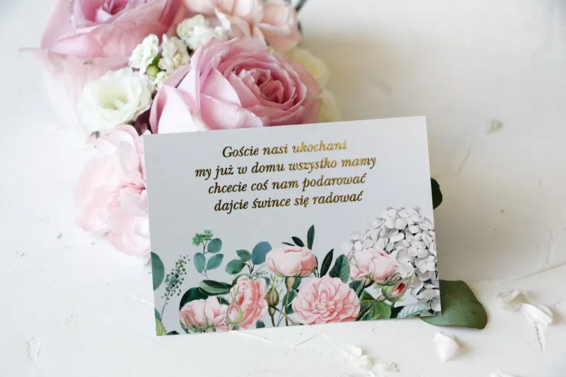 Szary Bilecik do zaproszeń ślubnych ze złoceniami oraz z eleganckim bukietem z drobnych, pudrowych róż