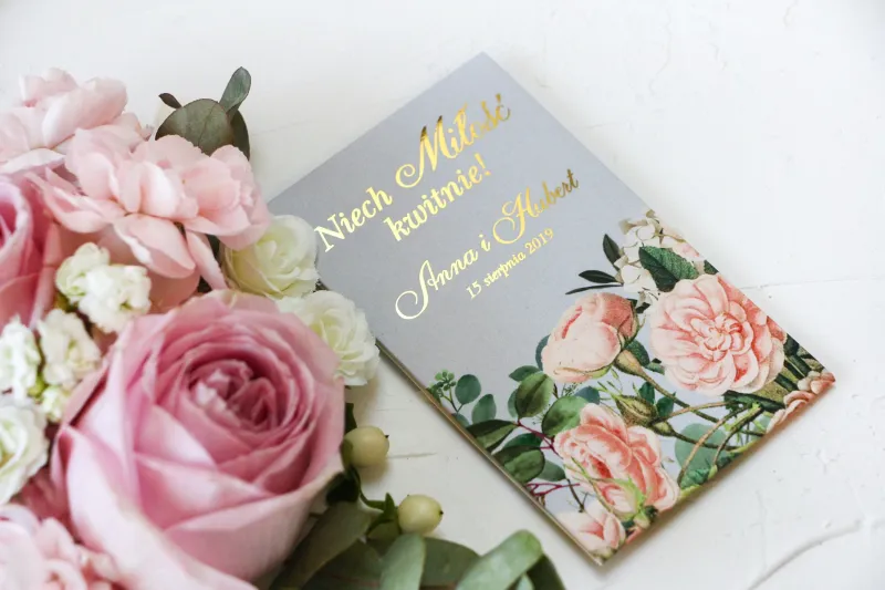 Nasiona Ślubne - Podziękowania dla gości, złocone opakowanie z z eleganckim bukietem z drobnych, pudrowych róż