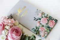 Szare Menu na Stół Weselny z Złotymi Akcentami i Kwiatami | Ekskluzywne Menu Ślubne