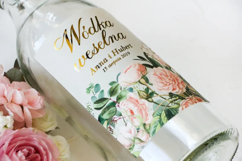 Ślubne, Złocone Etykiety na butelki na alkohol z eleganckim bukietem z drobnych, pudrowych róż i białych hortensji