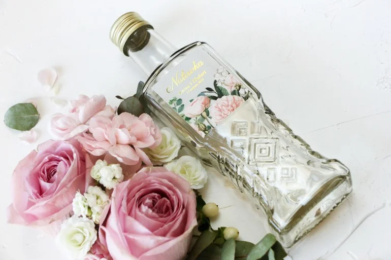 Eleganckie Butelki Ślubne z Złoceniem i Różami | Upominki Dla Gości Weselnych