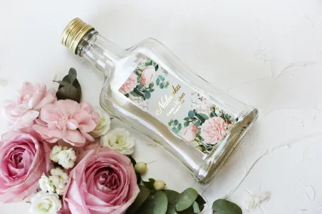 Ślubne Butelki na nalewki wraz ze złoconą etykietą oraz z eleganckim bukietem z drobnych, pudrowych róż i białych hortensji