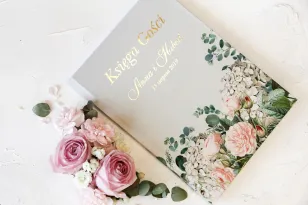 Grau, Hochzeitsgästebuch mit Vergoldung und einem eleganten Strauß aus kleinen, puderigen Rosen und weißen Hortensien