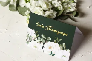 Blumenhochzeitsvignetten mit Vergoldung und einem eleganten Strauß aus weißen Rosen und Pfingstrosen