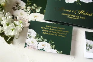 Zielony Bilecik do zaproszeń ślubnych ze złoceniami oraz z eleganckim bukietem z białych róż i piwonii