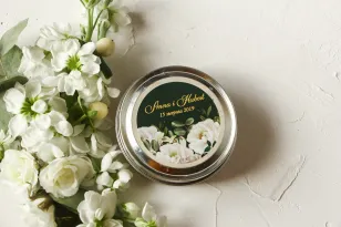 Duftkerzen für die Hochzeit als Dankeschön an die Gäste. Etikett mit Vergoldung und einem eleganten Strauß weißer Rosen