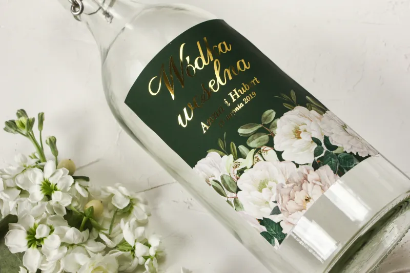 Ślubne, Złocone Etykiety na butelki na alkohol z eleganckim bukietem z białych róż i piwonii z dodatkiem eukaliptusa
