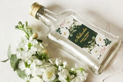 Eleganckie Butelki na Nalewki z Bukietem Białych Róż i Piwonii | Upominki Dla Gości Weselnych