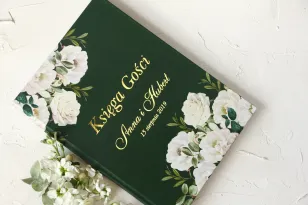 Grüne Hochzeit Gästebuch mit Vergoldung und einem eleganten Strauß aus weißen Rosen und Pfingstrosen mit Eukalyptus