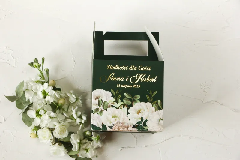Ślubne Pudełko na Ciasto - kwadratowe - ze złoceniami oraz z eleganckim bukietem z białych róż i piwonii