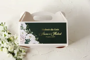 Hochzeitstortenschachtel - rechteckig - mit Vergoldung und einem eleganten Strauß aus weißen Rosen und Pfingstrosen