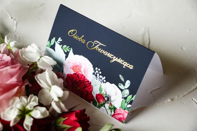 Kwiatowe Winietki Ślubne ze złoceniami oraz z eleganckim bukietem z różowych piwonii, róż i białego zawilca