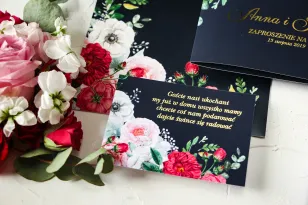Marineblaues Ticket für Hochzeitseinladungen mit Vergoldung und einem eleganten Strauß rosa Pfingstrosen
