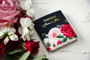 Hochzeitspralinen als Dankeschön an die Gäste. Vergoldetes Deckblatt mit einem eleganten Bouquet aus rosa Pfingstrosen, Rosen