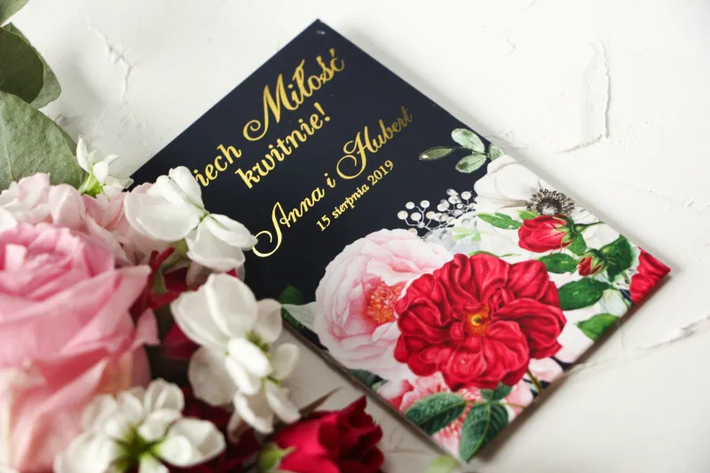 Nasiona Ślubne - Podziękowania dla gości, złocone opakowanie z eleganckim bukietem z różowych piwonii, róż