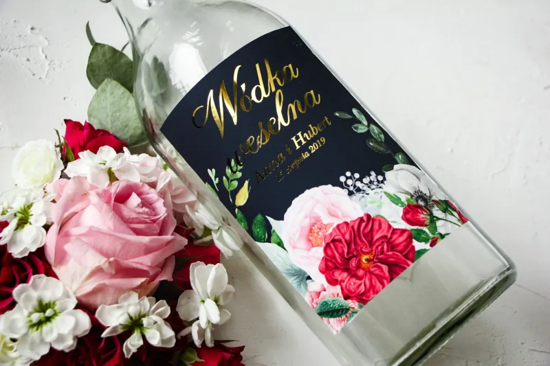 Ślubne, Złocone Etykiety na butelki na alkohol z eleganckim bukietem z różowych piwonii, róż i białego zawilca
