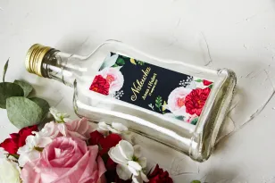 Hochzeitstinkturflaschen mit vergoldetem Etikett und einem eleganten Bouquet aus rosa Pfingstrosen, Rosen und weißen Anemonen