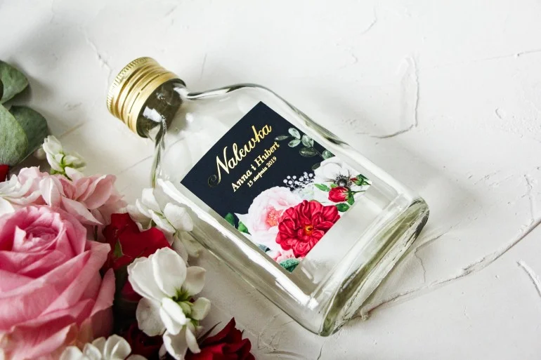 Butelki na nalewki z złoconymi detalami, różowo-białe motywy kwiatowe | Oryginalne podziękowania weselne