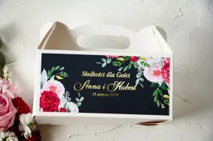 Ślubne Pudełko na Ciasto - prostokątne - ze złoceniami oraz z eleganckim bukietem z różowych piwonii, róż