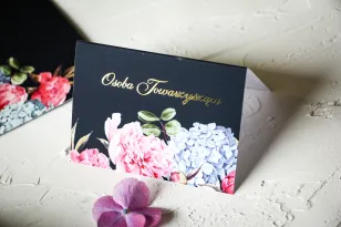 Florale Hochzeitsvignetten mit Vergoldung und einem eleganten Strauß aus rosa Pfingstrosen und blauen Hortensien