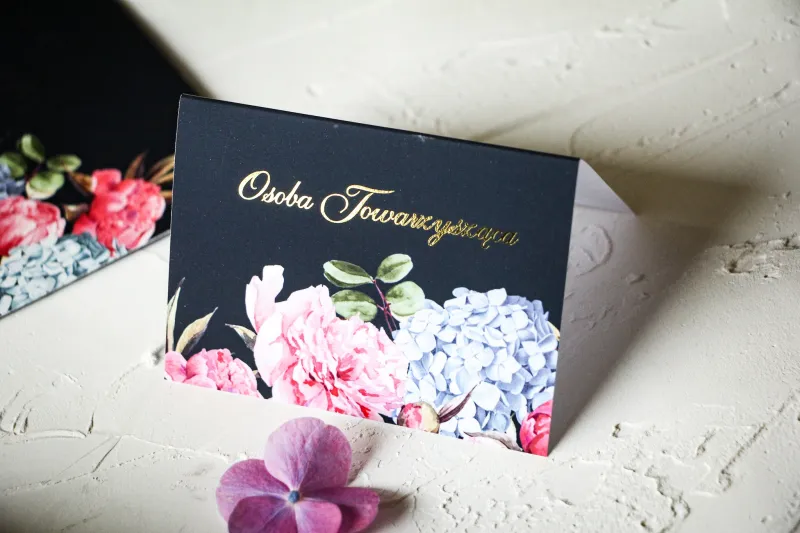 Kwiatowe Winietki Ślubne ze złoceniami oraz z eleganckim bukietem z różowych piwonii i niebieskich hortensji