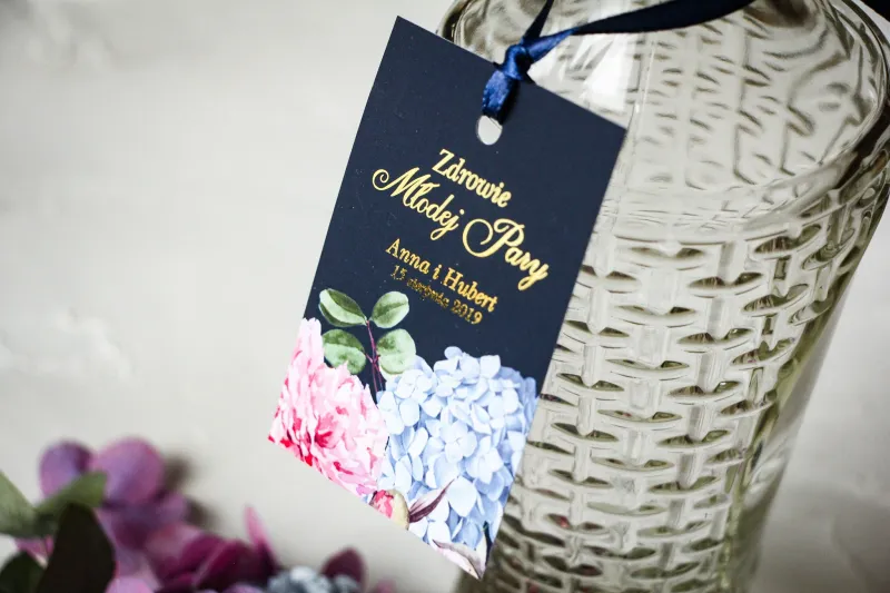 Ślubne Zawieszki na butelki na alkohol ze złoceniami oraz z eleganckim bukietem z różowych piwonii Ślubne Zawieszki na butelki na alkohol ze złoceniami oraz z eleganckim bukietem z różowych piwonii