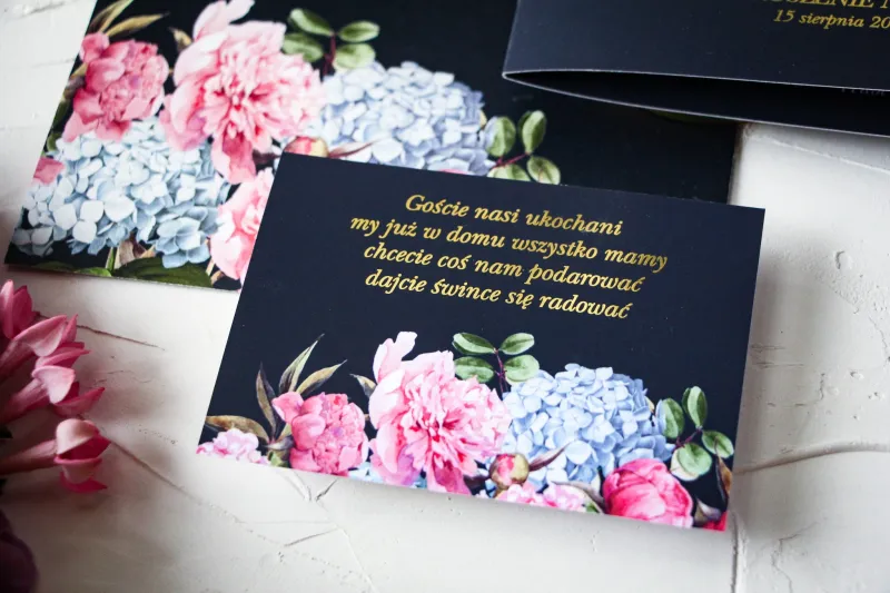 Granatowy Bilecik do zaproszeń ślubnych ze złoceniami oraz z eleganckim bukietem z różowych piwonii i niebieskich hortensji